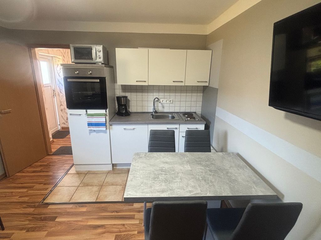 Ferienhaus Charlottchen in Karlshagen auf Usedom - Kleine Wohnküche mit Essecke und Fernseher

Die kleine, gemütliche Wohnküche verfügt über eine praktische Essecke und ist mit einer Mikrowelle, einem Kühlschrank und einer Kaffeemaschine ausgestattet. Hier finden Sie alles, was Sie für ein gemütliches Frühstück oder eine kleine Mahlzeit zwischendurch benötigen.