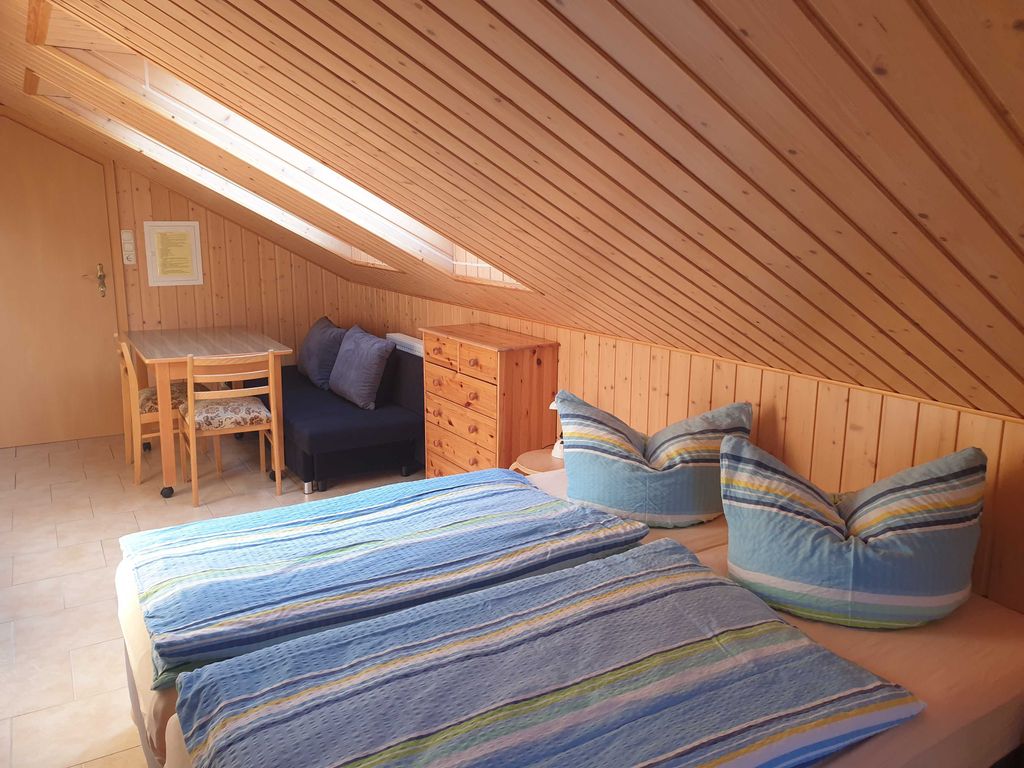 Blick vom Schlafbereich in das Zimmer