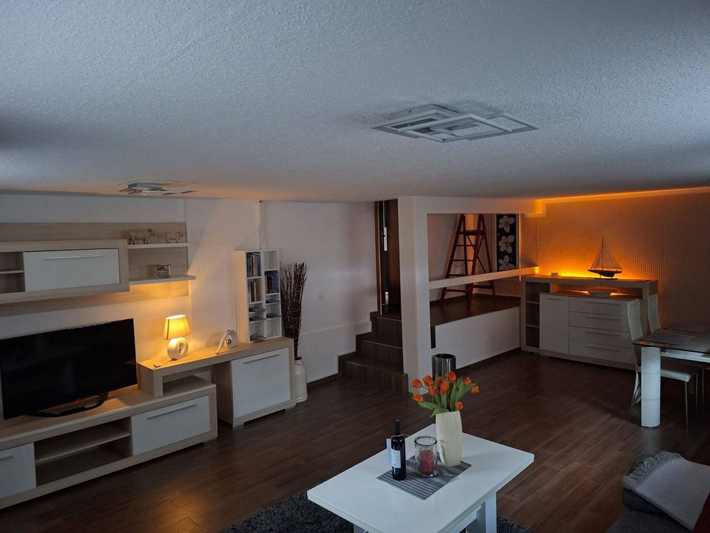 Im großen Wohnzimmer kann die Eck- Couch als Bett für 2 Personen  genutzt werden. Bild mal mit gedämpftem Licht sorgt für gemütliche Atmosphäre.
