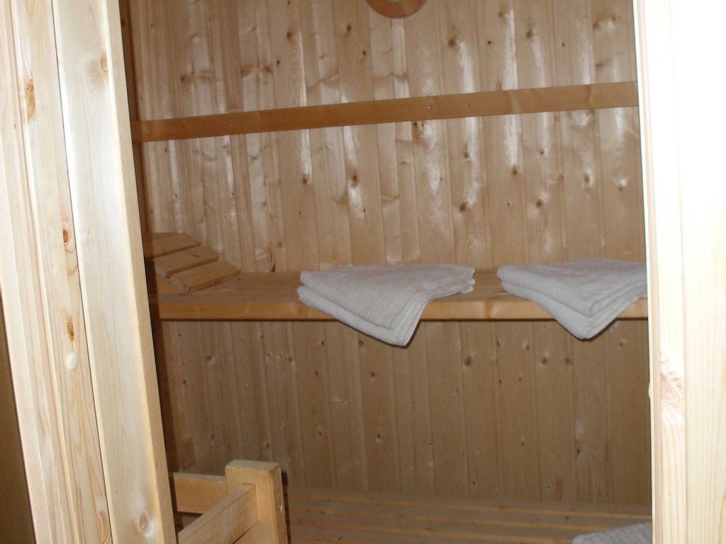 Dort können Sie in kalten Tagen schwitzen. 1 mal wöchendlich kostenlos.
Finnische Trocken-Sauna