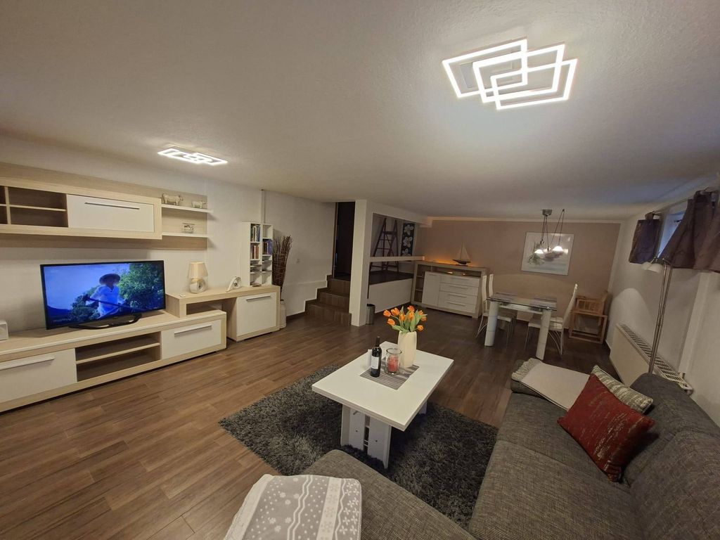 In unserem großen Wohnzimmer können Sie gemütlich entspannen.