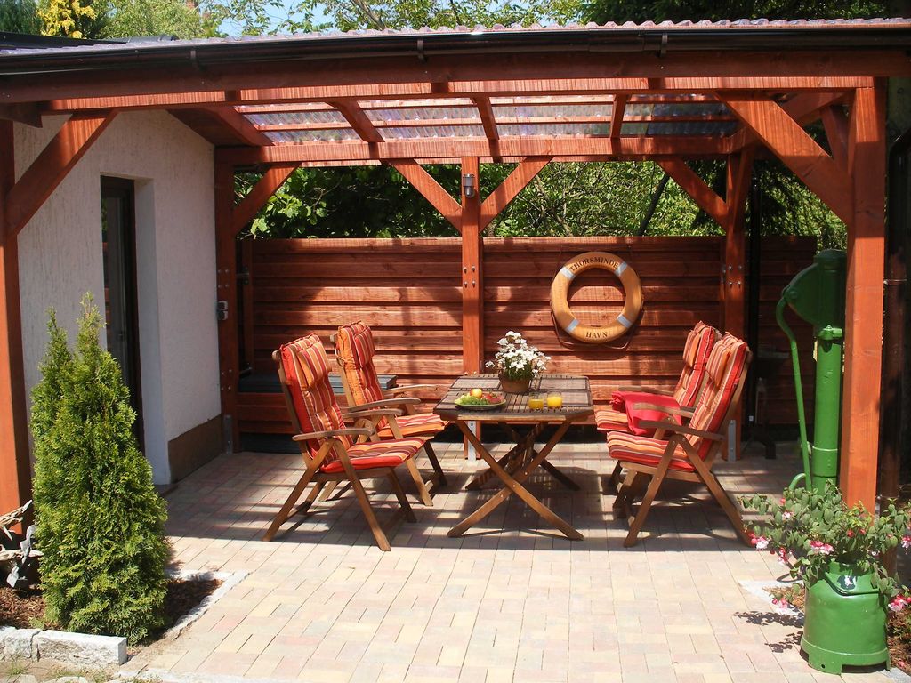 Von der Küche aus können Sie gemütlich den Sonnenaufgang unter der überdachten Terrasse genießen.