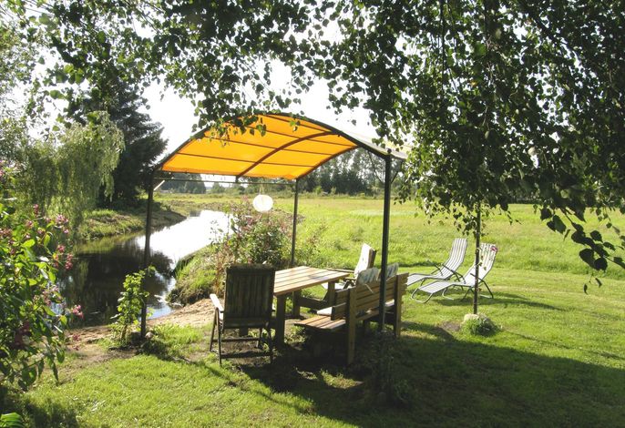 Sitzplatz und private Liegewiese am Fluss Elde (grenzt an unser Grundstück)