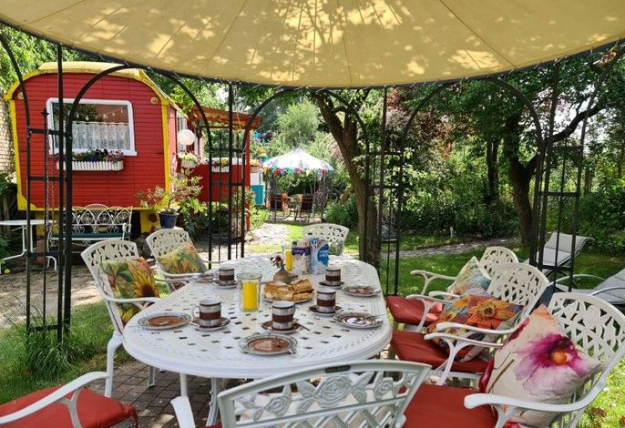 Unterm Pavillon mit Blick in den Garten