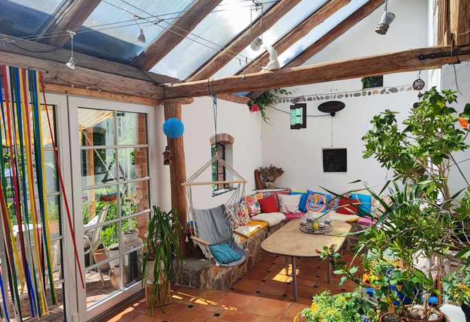 Sommer Lounge mit kleiner Garten Terrasse als zusätzlicher Aufenthaltsraum