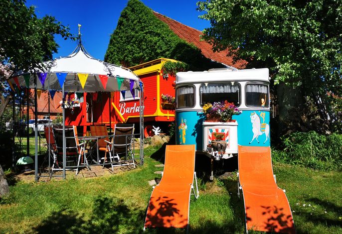 Zirkuswagen Ensemble mit Sitzplatz unterm Zirkuszelt