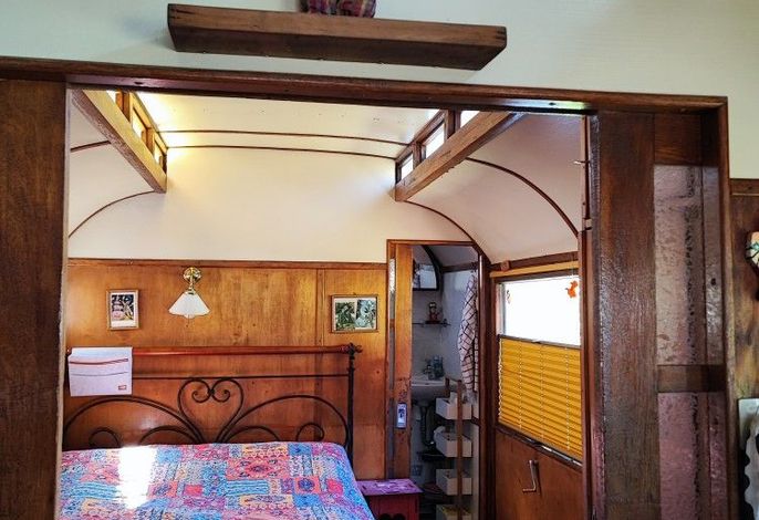 Schlafsalon Zirkuswagen mit angrenzendem Duschbad/WC