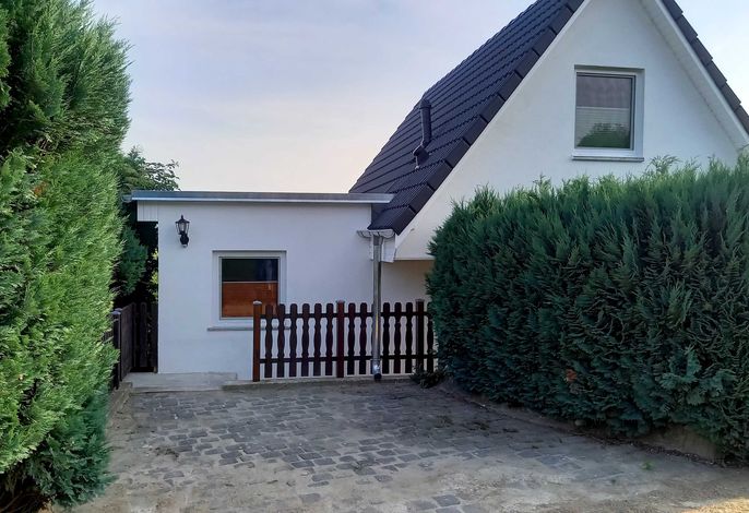 Rückansicht mit Parkplatz