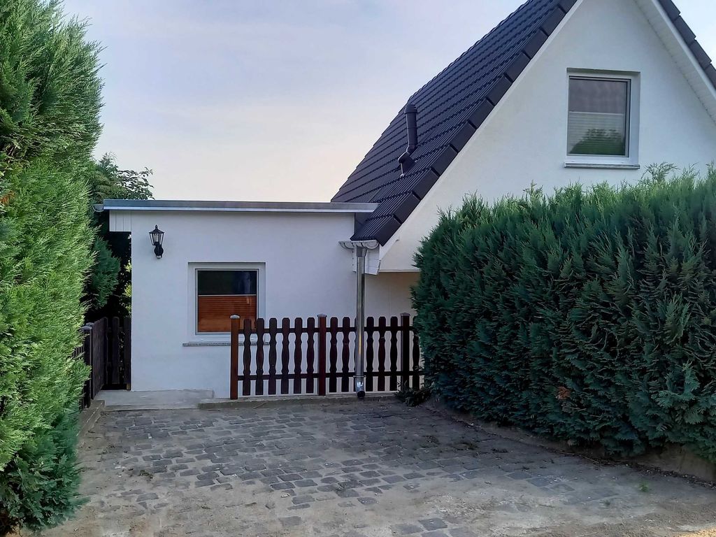 Rückansicht mit Parkplatz
