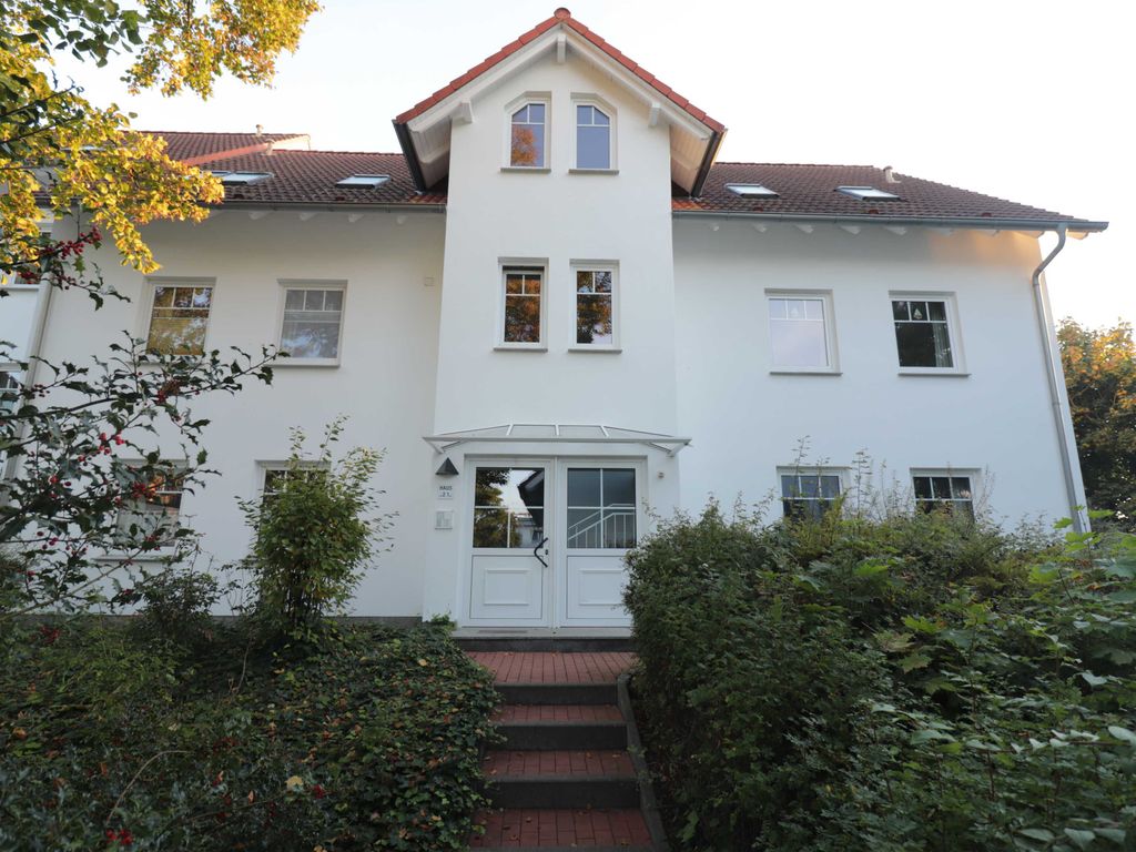 Frontansicht: die Wohnung befindet sich im EG rechts