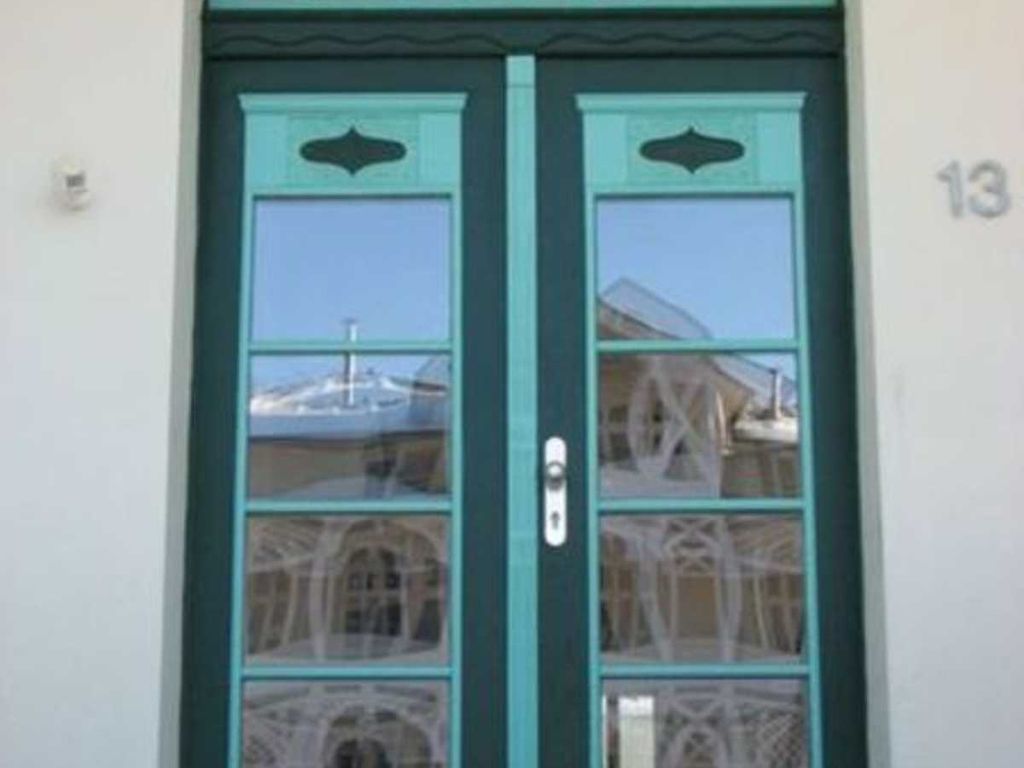 ... von Villen - nur 250 m von Hauptstrand und Seebrücke entfernt.