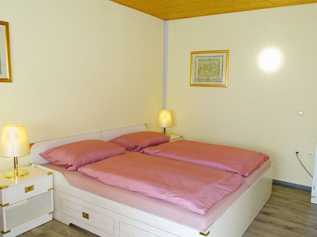 Doppelbett im komb. Wohn-Schlafzimmer