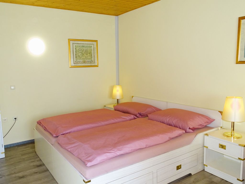 Doppelbett im kombinierten Wohn-Schlafraum
