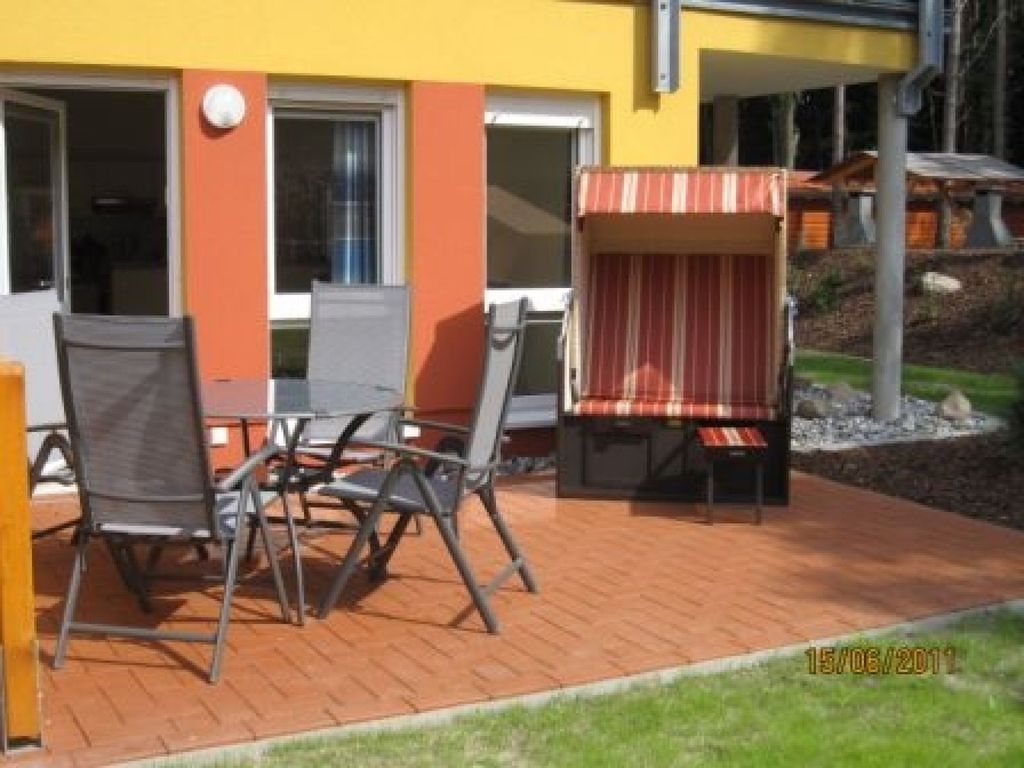 Terrasse mit Gartenmöbeln