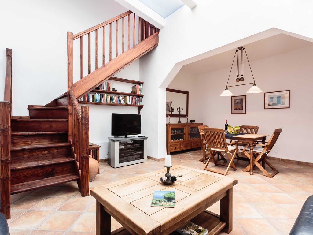 Wohnraum mit Treppe zur Dachterrasse