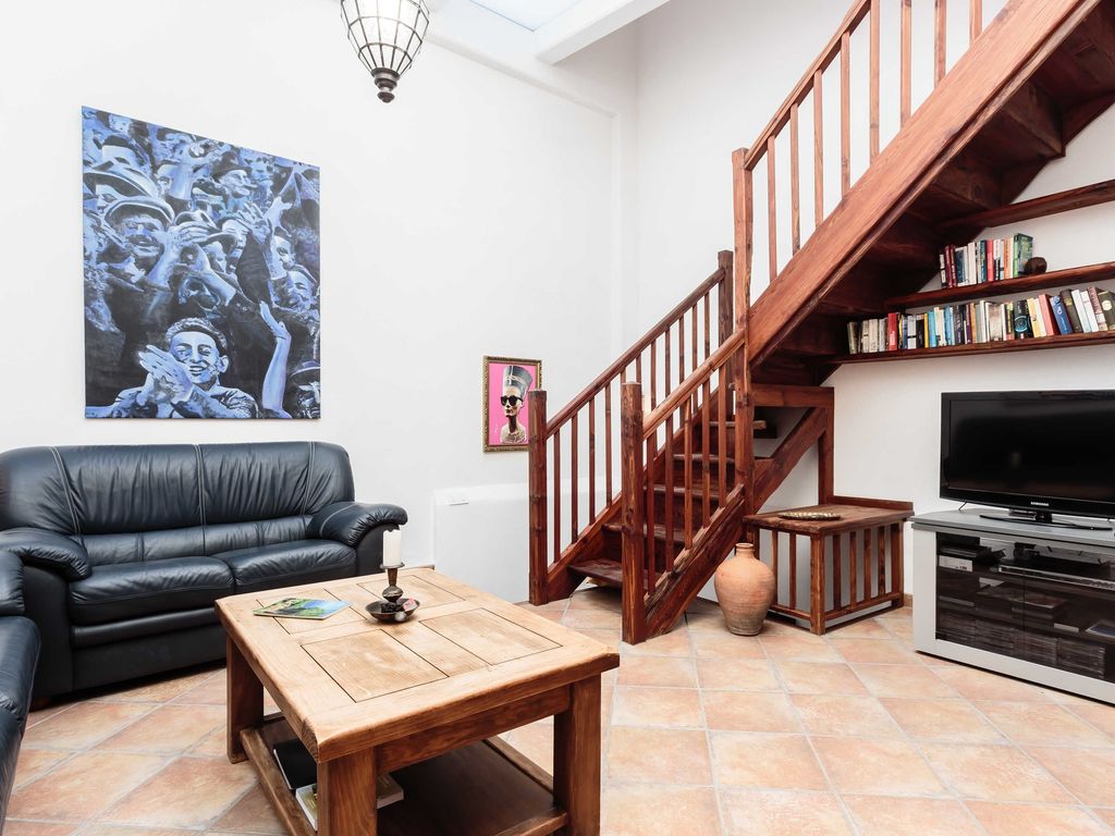 Wohnraum mit Treppe zur Dachterrasse