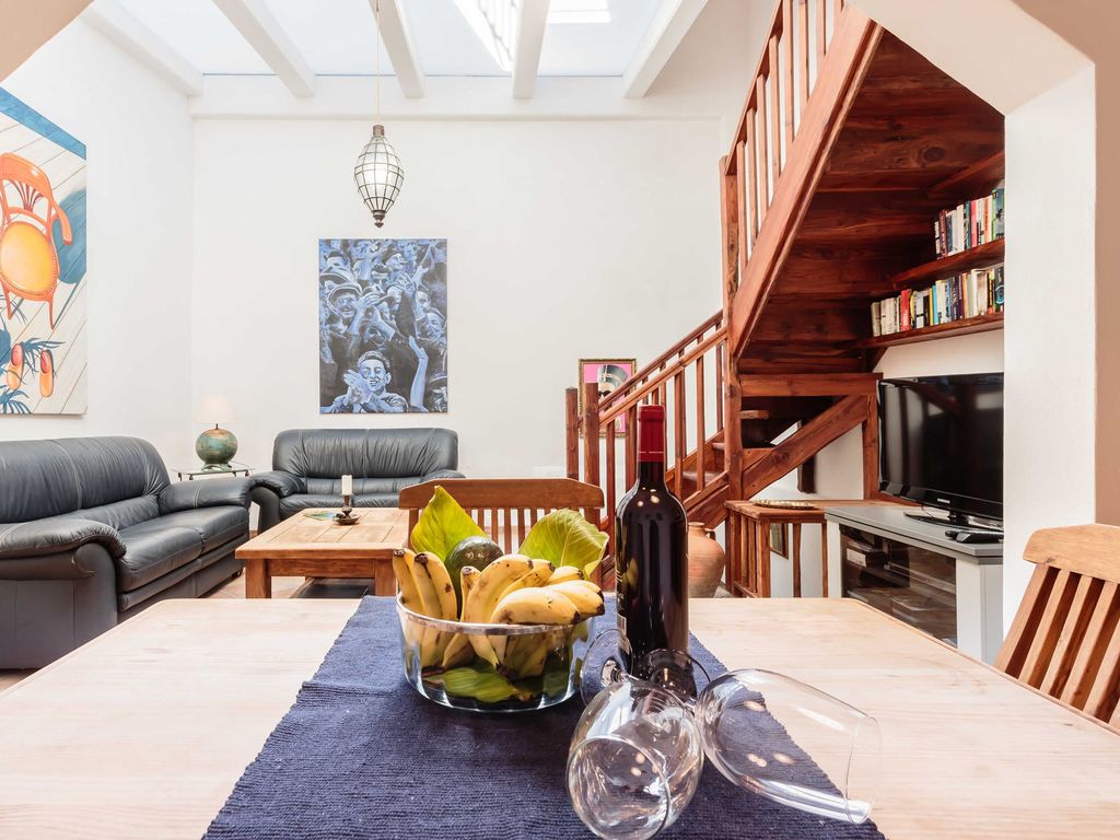 Wohnraum mit Treppe zur Dachterrasse