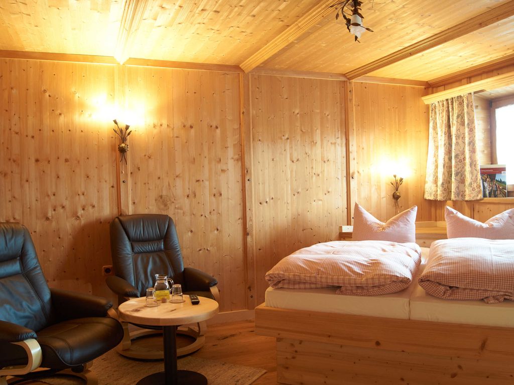 Zimmer Hirschberg mit Sonnenbalkon.