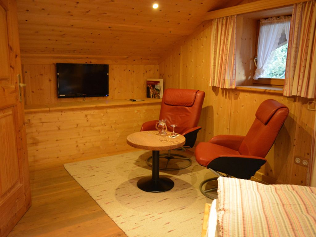 Doppelzimmer mit Dachschräge und Balkon zum Wallberg