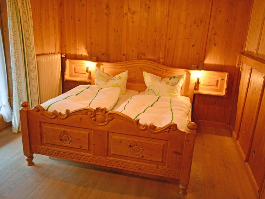 höher gestelltes Bett mit Zirbenschoaten für guten Schlaf