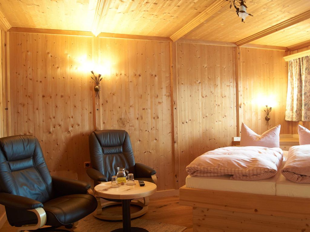 April 2015: ein neuer Fußboden und zwei Relaxsessel, jetzt ist das Zimmer Hirschberg  im ersten Stock mit Westbalkon richtig gemütlich.