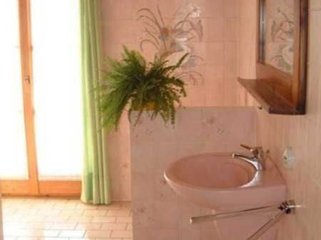 Badezimmer mit Badewanne und Dusche