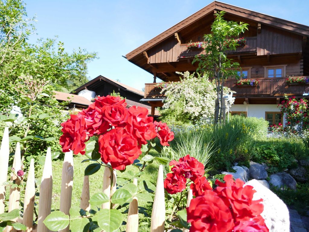 Sommerfrische wie aus dem Bilderbuch. Wenn die Rosen blühen und die Sonne das Holz wärmt, zeigt sich unser Garten von seiner schönsten Seite. Sichern Sie sich Ihre Ferienwohnung für die perfekte Sommer-Auszeit!