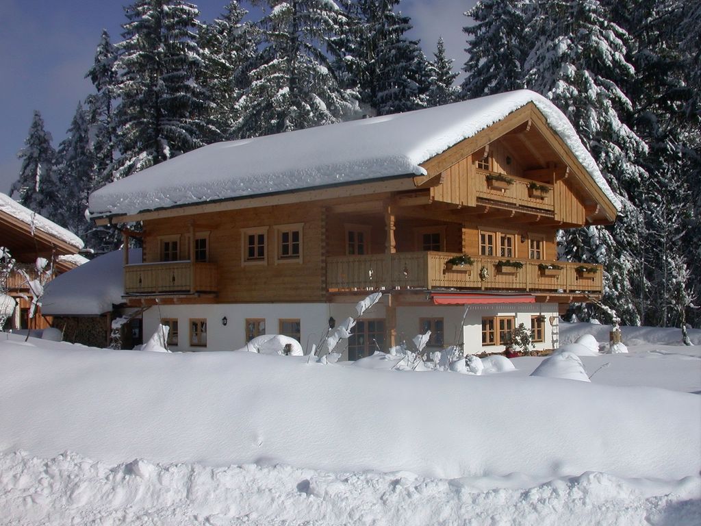 Wintermärchen pur. Wenn sich eine dicke Schneedecke über unser Haus legt, beginnt die gemütlichste Zeit des Jahres. Genießen Sie gemütliche Abende und die Ruhe der verschneiten Alpen direkt vor Ihrer Haustür.