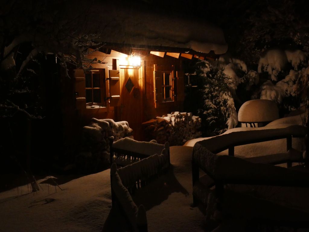 Wintermagie in unserer Britschlstube: Nach dem Saunagang direkt im frischen Pulverschnee abkühlen.
