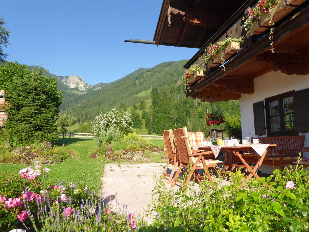 Haus mit Frühstückstisch