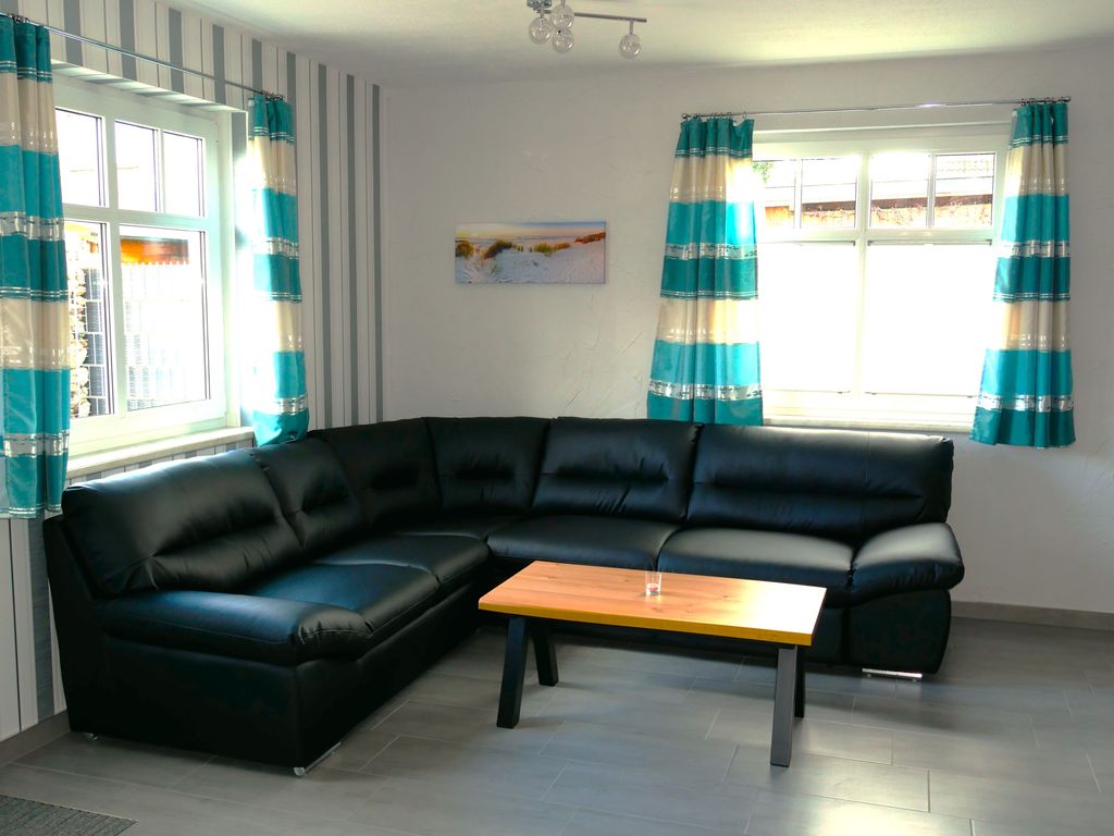 Wohnzimmer mit offener Küche