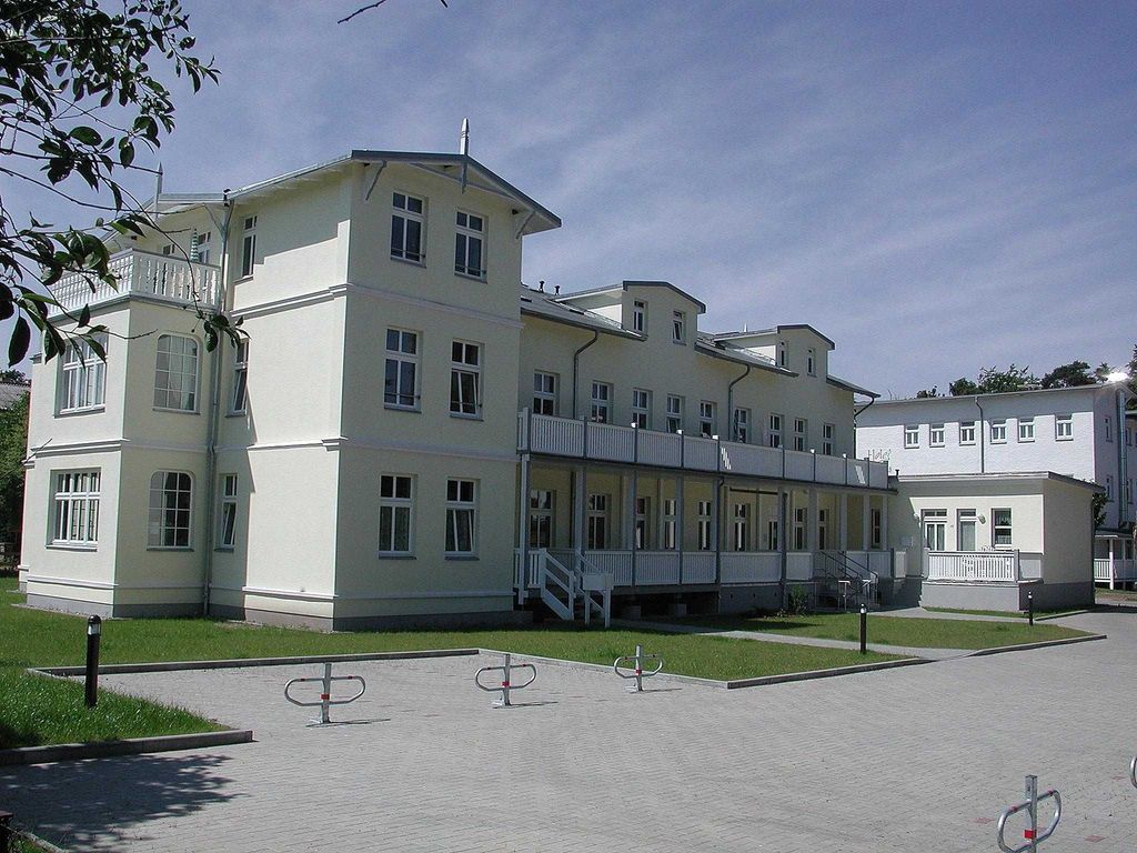 Rückseite und Parkplatz