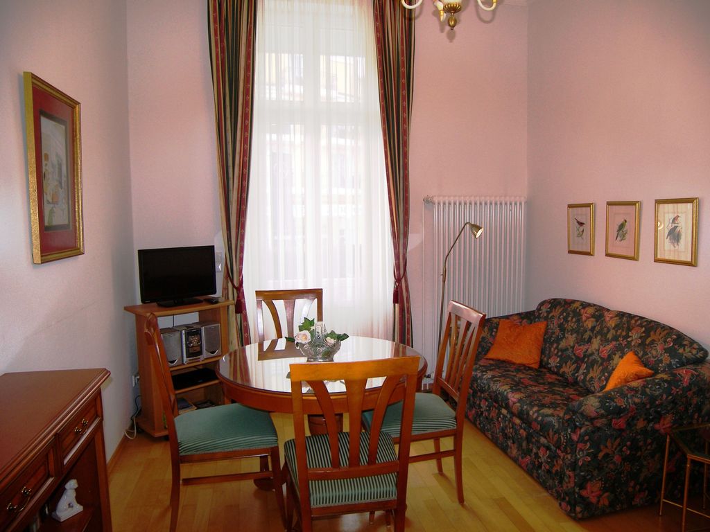 Wohnzimmer mit offener Küche und Essbereich