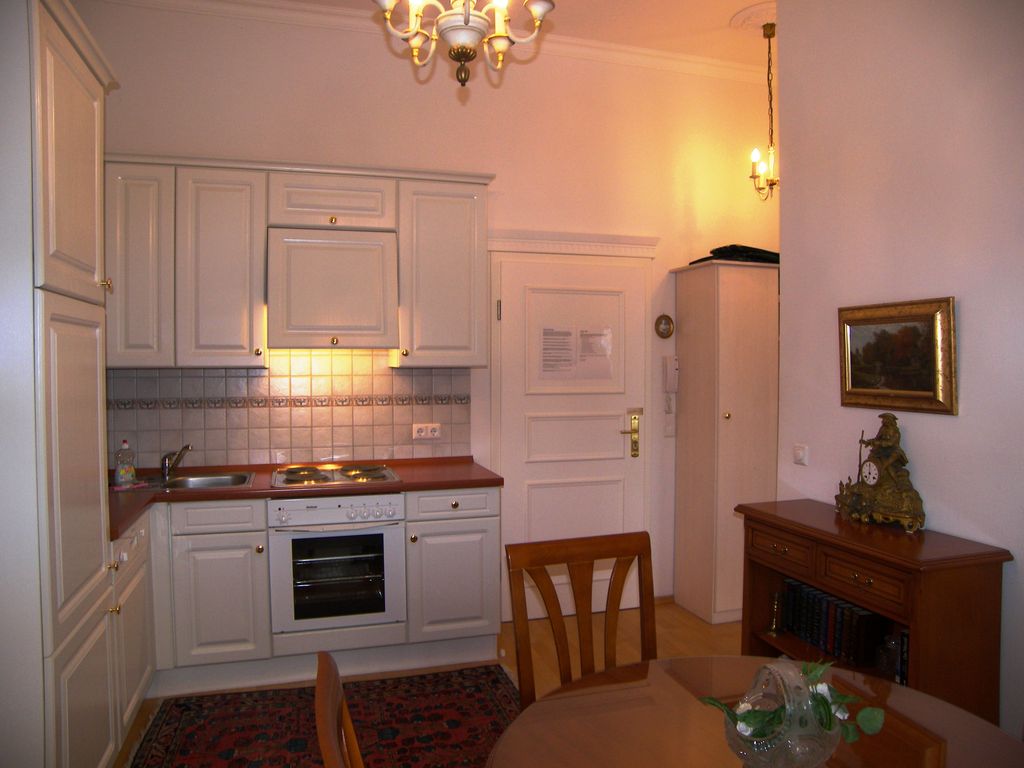 Wohnzimmer mit offener Küche und Essbereich