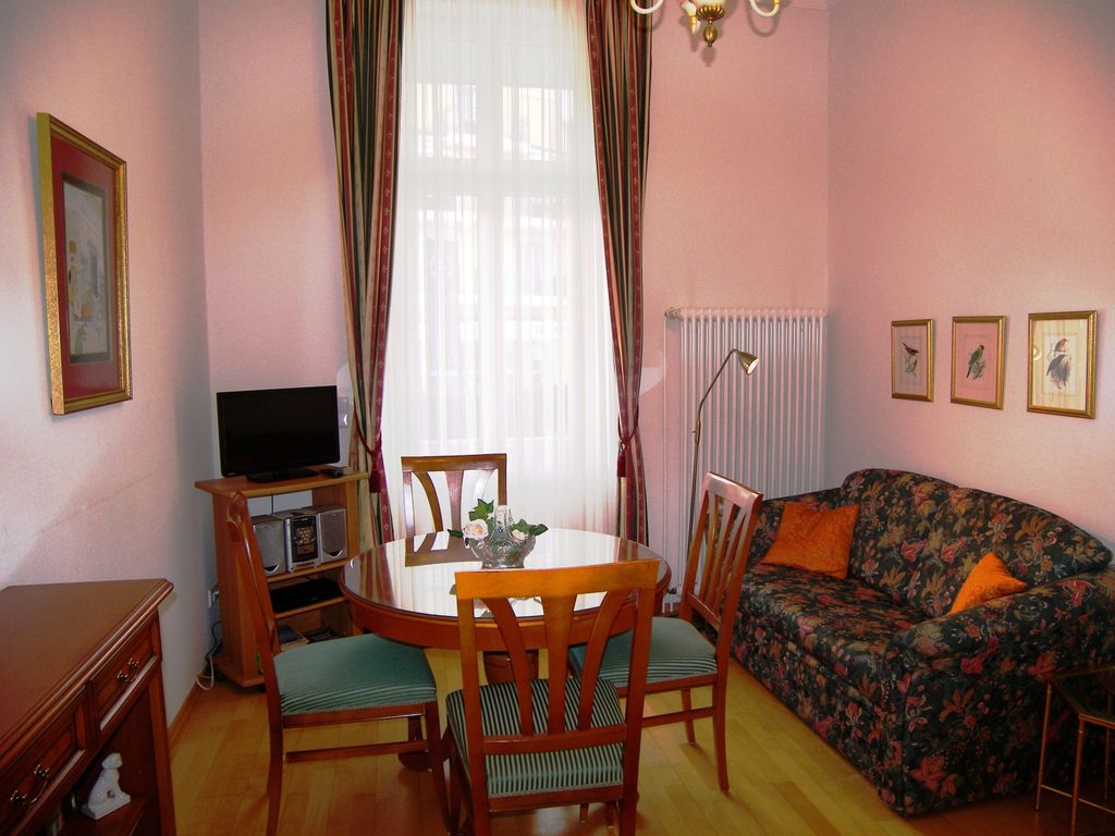 Wohnzimmer mit offener Küche und Essbereich