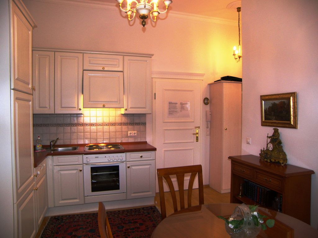 Wohnzimmer mit offener Küche und Essbereich
