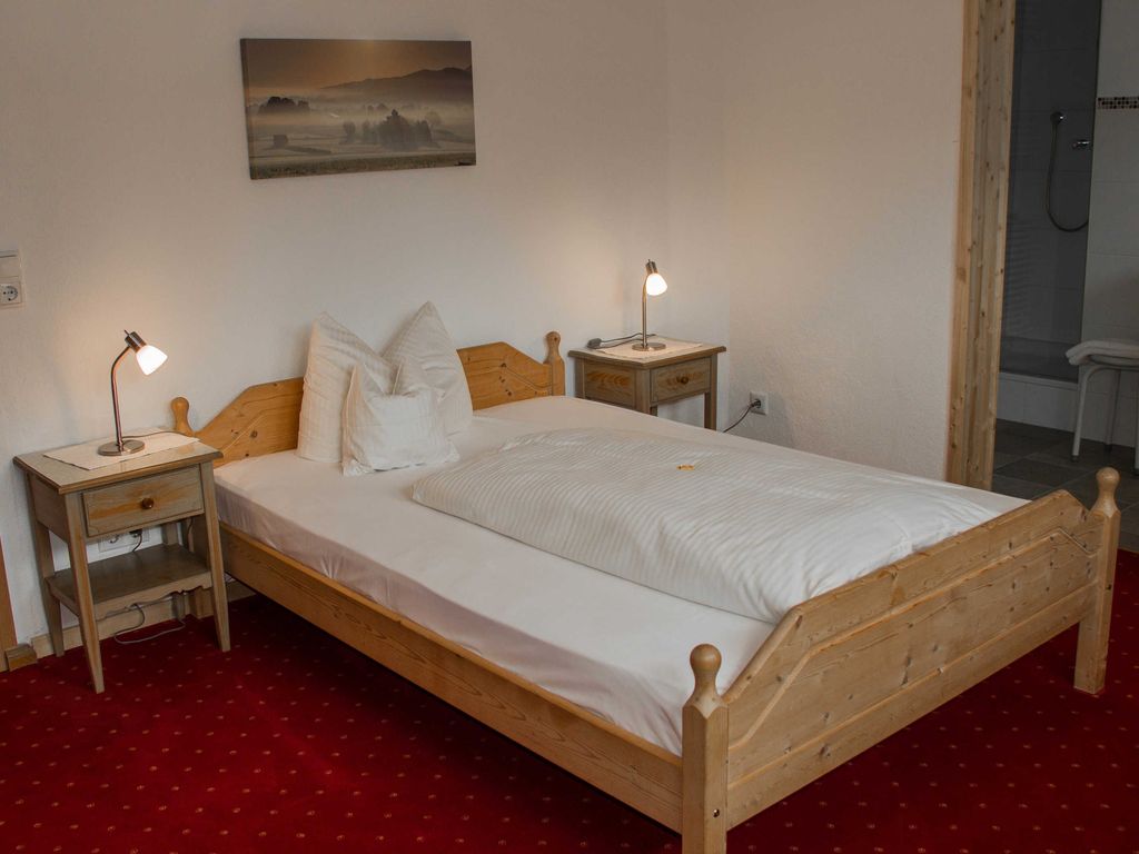 Gemütliches Einzelzimmer mit großem Bett