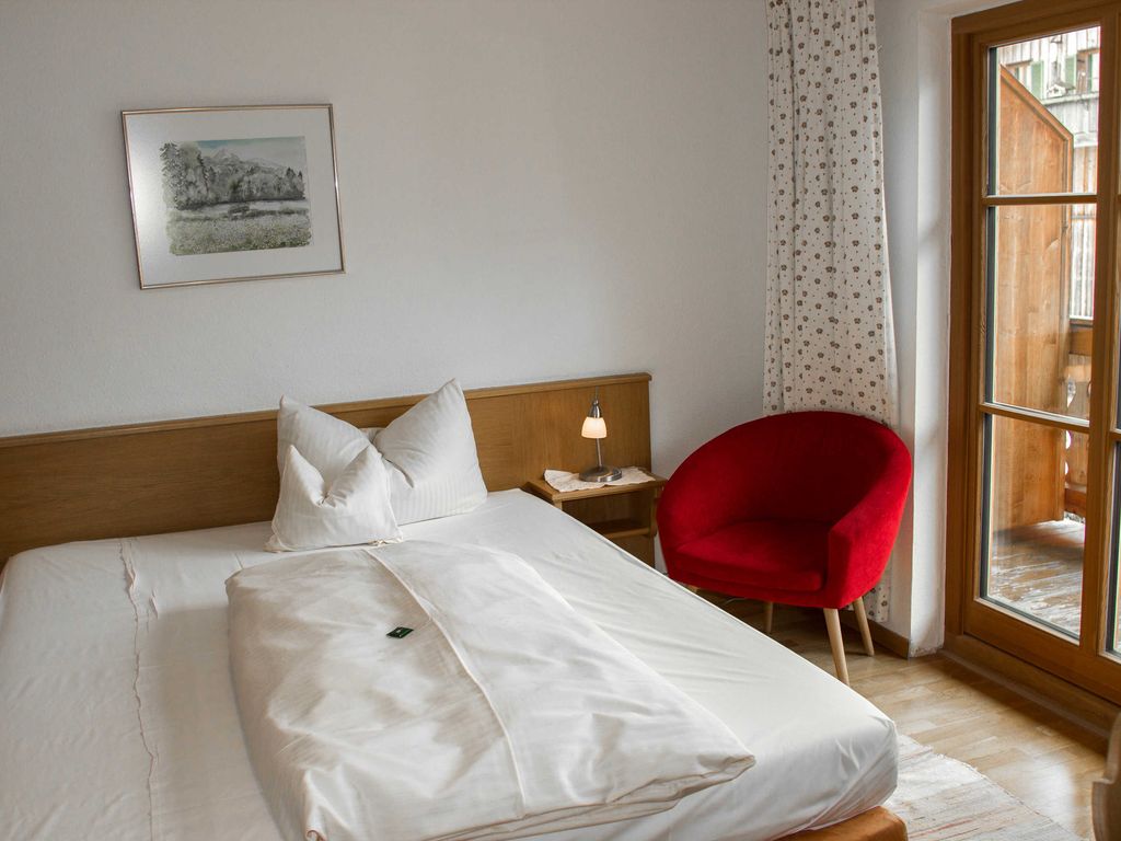 Einzelzimmer mit großem Bett