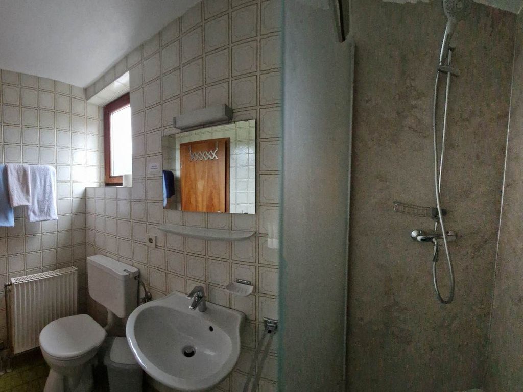 Das Bad ist mit einer neuen, barrierefreien  Dusche ausgestattet.