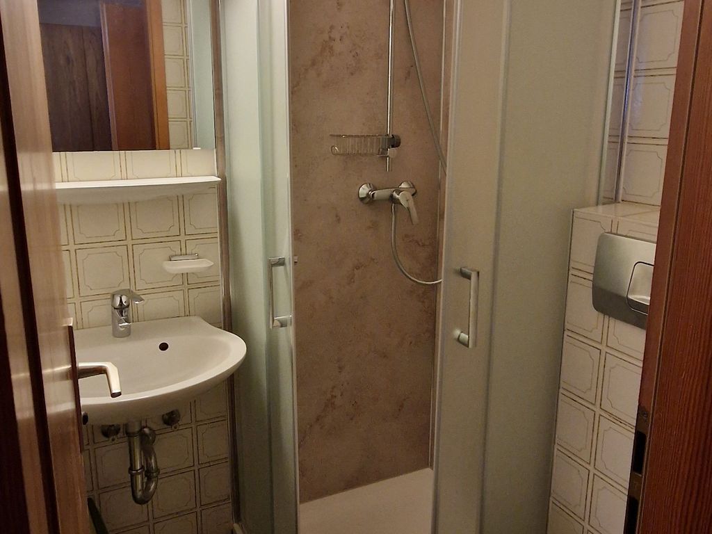 Das Bad ist mit einer neuen Dusche ausgestattet.
