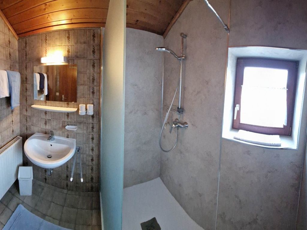 Das Bad ist mit einer barrierefreien Dusche ausgestattet.