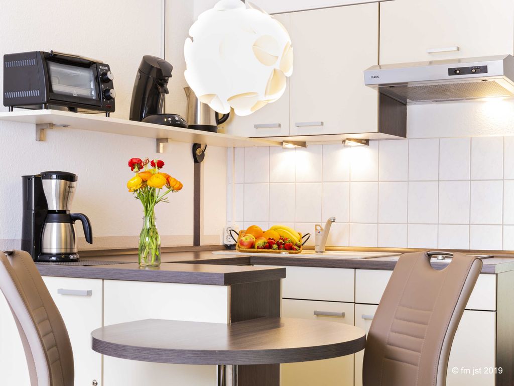 Individuelle Einbauküche mit Esstisch - Kaffeemaschine, Wasserkocher, Kleinbackofen, Toaster