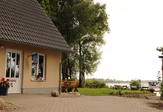 Blick über den Fischerhof auf die Müritz