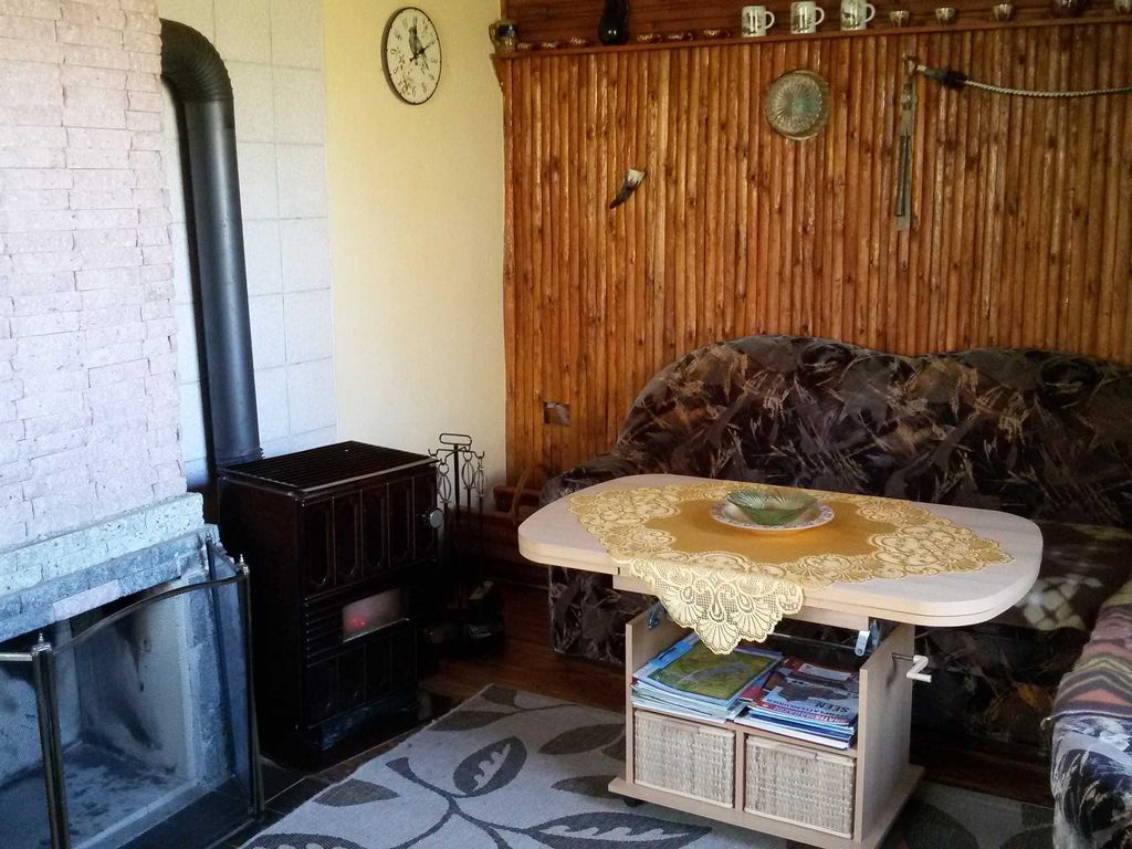 Wohnzimmer mit Kamin und Ofen