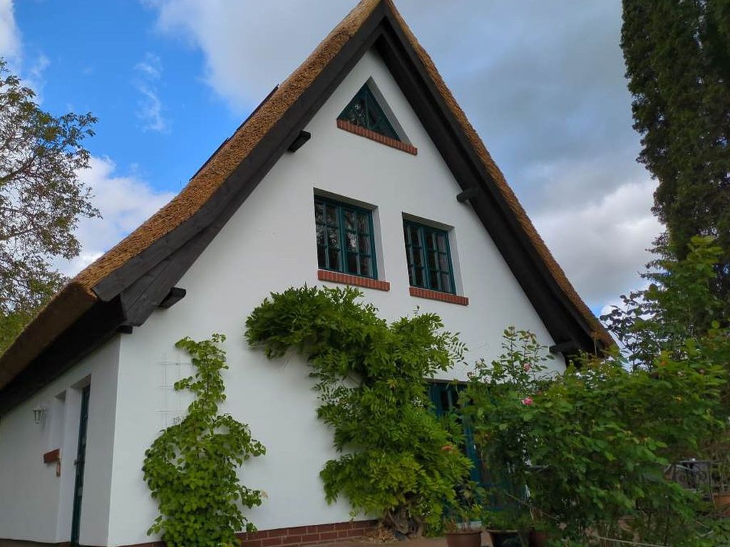 Blick auf das Haus mit Terrasse