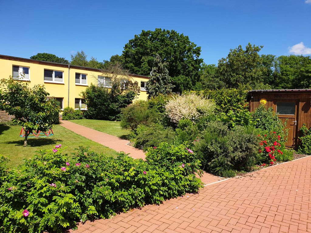 Garten mit Hausansicht