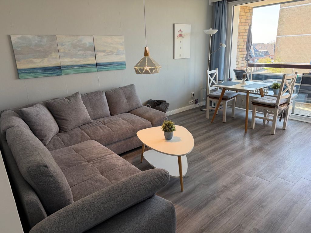 Wohnzimmer mit Essplatz am Fenster