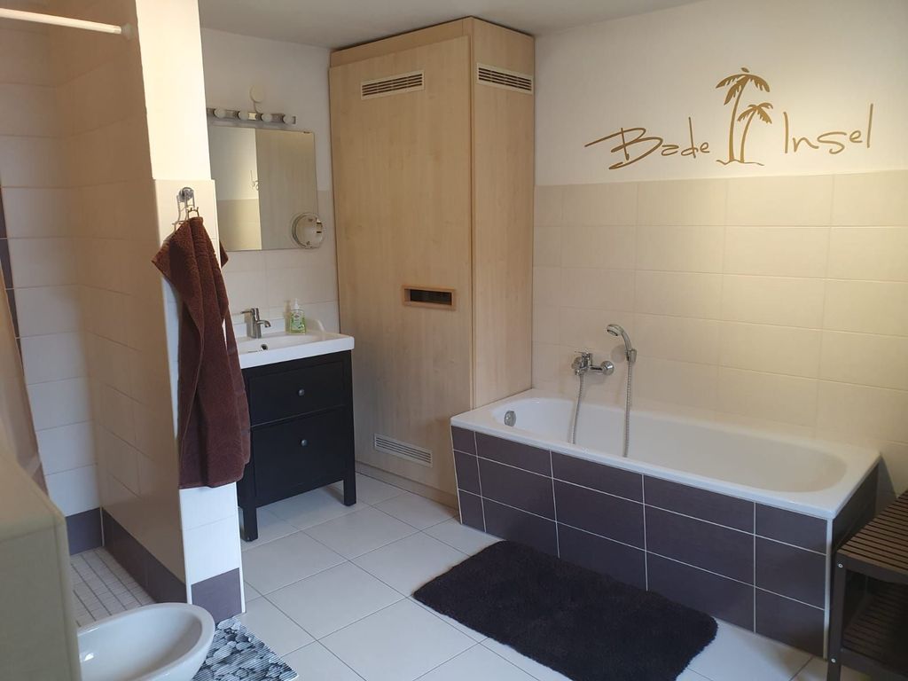 Badezimmer mit Badewanne, Dusche und Bidet