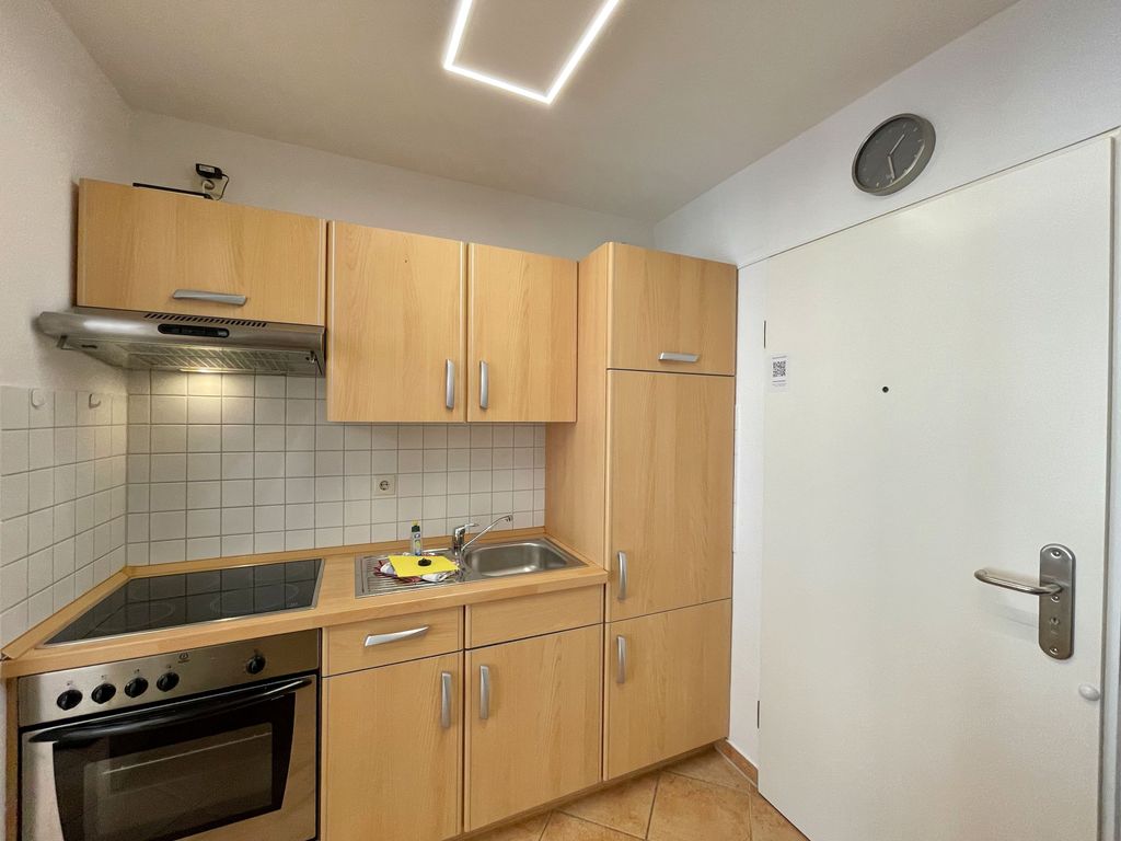 Küchenzeile mit Backofen