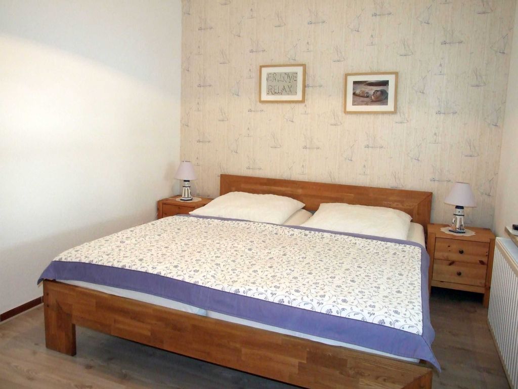 Schlafzimmer mit Doppelbett und TV